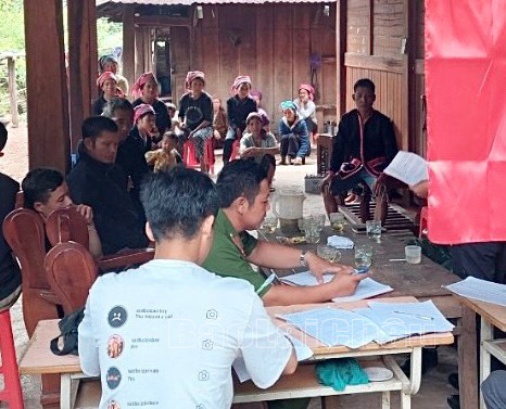 Công an xã Thu Lũ, huyện Mường Tè vận động nhân dân không trồng, sử dụng cây thuốc phiện. Phương Lan